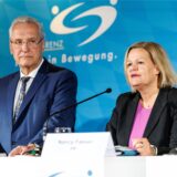 Nancy Faeser (SPD, r.), Bundesinnenministerin, spricht auf der Pressekonferenz zum Abschluss der 50. Sportministerkonferenz neben Joachim Herrmann (CSU), Innenminister von Bayern.
