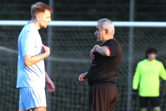 Fußball, 27. Oktober 2024, Paschenberg, Kreisliga A2 Recklinghausen, SC Herten – SSC Recklinghausen 2:1. Schiedsrichter Mehmet Ersoy verwarnt den Recklinghäuser Tobias Schramm.