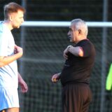 Fußball, 27. Oktober 2024, Paschenberg, Kreisliga A2 Recklinghausen, SC Herten – SSC Recklinghausen 2:1. Schiedsrichter Mehmet Ersoy verwarnt den Recklinghäuser Tobias Schramm.