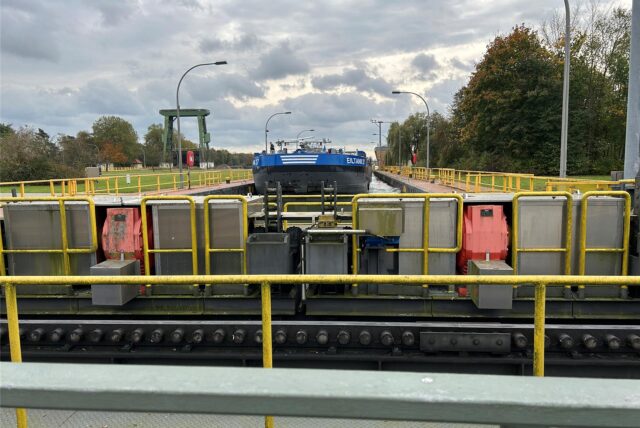 Ein Schiff fährt in die Dattelner Schleuse ein.