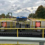 Ein Schiff fährt in die Dattelner Schleuse ein.