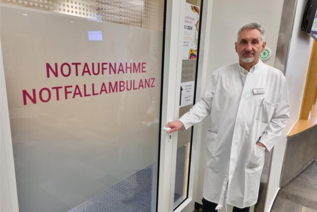 Prof. Michael Paulussen vor der Tür zur Notaufnahme der Kinderklinik in Datteln.