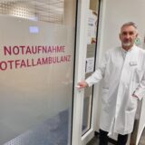Prof. Michael Paulussen vor der Tür zur Notaufnahme der Kinderklinik in Datteln.
