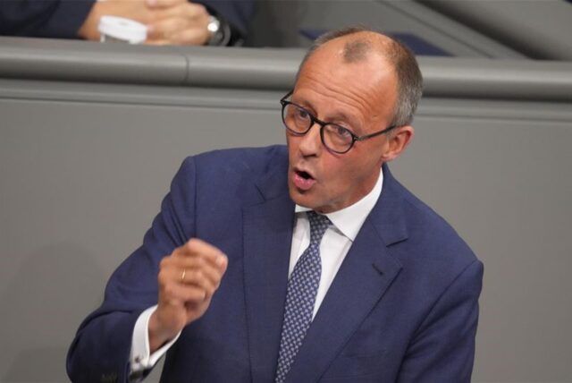 Friedrich Merz, CDU-Bundesvorsitzender und Unionsfraktionsvorsitzender, spricht nach der Regierungserklärung des Bundeskanzlers.