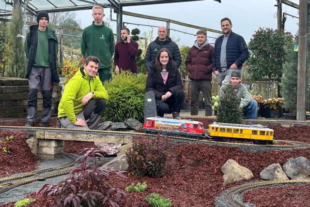 Azubis von drei verschiedenen Firmen haben in Dorsten zusammen eine Outdoor-Gartenbahn gebaut.