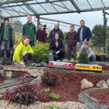Azubis von drei verschiedenen Firmen haben in Dorsten zusammen eine Outdoor-Gartenbahn gebaut.