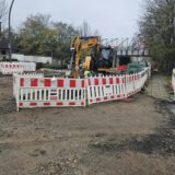 Bagger und Baustellenbegrenzung auf der Emscherstraße.