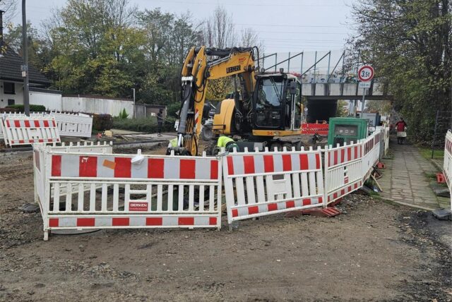 Bagger und Baustellenbegrenzung auf der Emscherstraße.