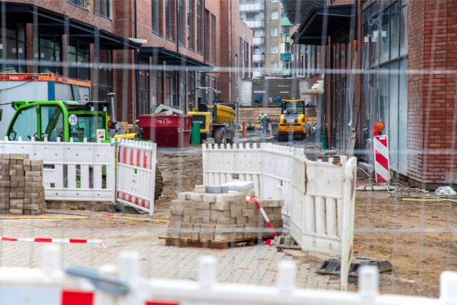 Blick durch den Bauzaun auf die Baustelle der Hertener Höfe.