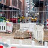 Blick durch den Bauzaun auf die Baustelle der Hertener Höfe.