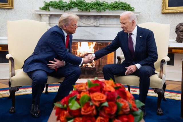 US-Präsident Joe Biden (r) trifft sich mit dem designierten US-Präsidenten Donald Trump im Oval Office des Weißen Hauses.