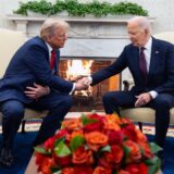 US-Präsident Joe Biden (r) trifft sich mit dem designierten US-Präsidenten Donald Trump im Oval Office des Weißen Hauses.