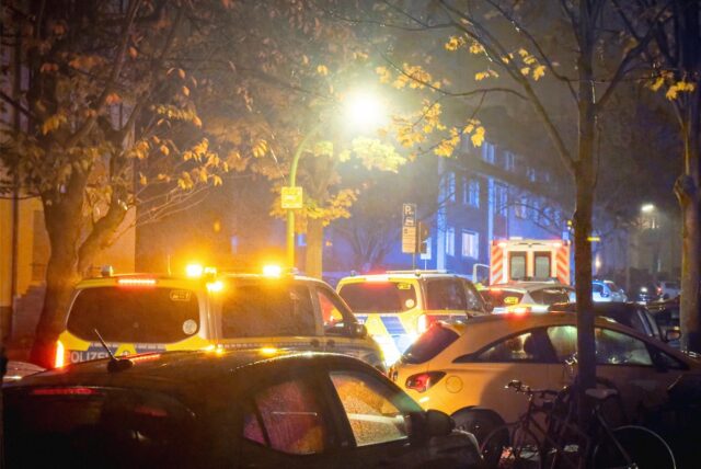 Wagen von Polizei und Rettungskräften stehen auf der Straße Am Knappenberg in der südlichen Dortmunder Innenstadt.