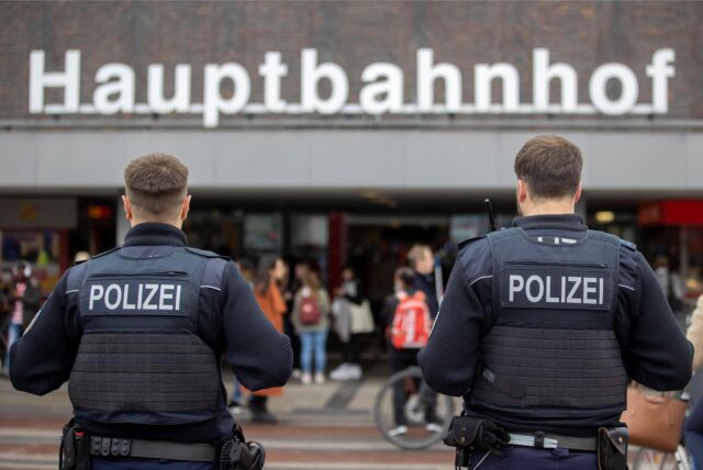 Zwei Polizisten stehen vor dem Hauptbahnhof in Duisburg.