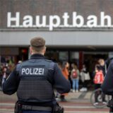 Zwei Polizisten stehen vor dem Hauptbahnhof in Duisburg.