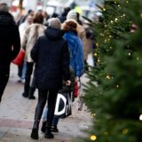 Menschen gehen mit Einkaufstüten am verkaufsoffenen Sonntag in NRW einkaufen.