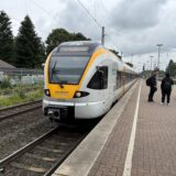 Ein Zug der Linie RE3 steht am Bahnhof Dortmund-Mengede.