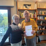 Heribert Kaiser und seine Frau halten in ihrer Wohnung in Hombruch einen Rücksendeschein in der Hand, auf dem steht, dass ihre Adresse nicht zu ermitteln sei.