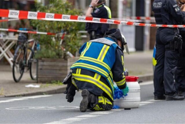 Ein Feuerwehrmann sichert nach dem Säureangriff in Bochum einen Behälter.