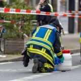 Ein Feuerwehrmann sichert nach dem Säureangriff in Bochum einen Behälter.
