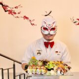 Masanori „Fox“ Takase steht mit seinem „Rüttenscheid“-Set unter Kirschblütendesign im Restaurant „Byakko“ in Essen-Rüttenscheid.
