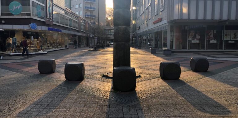 Der Lambertusplatz: Die Würfel gehören zum Gesamtkunstwerk von Jan Bormann.