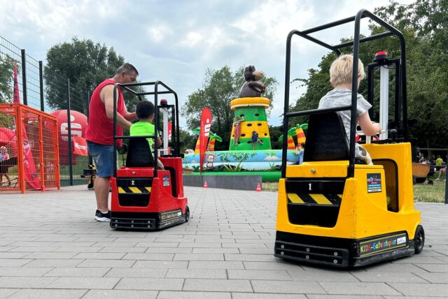 Kinder fahren mit kleinen Gabelstaplern
