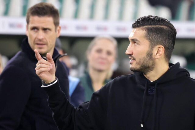 BVB-Trainer Nuri Sahin und Sportdirektor Sebastian Kehl gestikulieren.