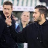 BVB-Trainer Nuri Sahin und Sportdirektor Sebastian Kehl gestikulieren.