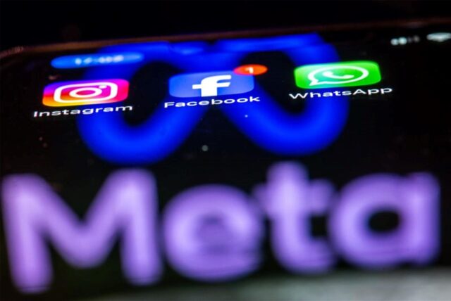 Ein Smartphone, auf dem die Apps Instagram, Facebook und WhatsApp zu sehen sind, mit dem „Meta“-Logo im Hintergrund.