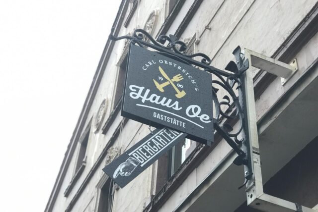 Das Haus Oe, 1900 als Haus Oestreich gegründet, ist über 120 Jahre alt. Die Traditionskneipe an der Frohlinder Straße 35 war nun monatelang geschlossen.