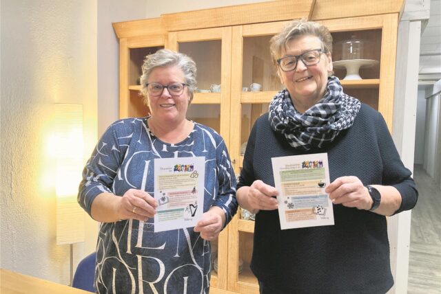 Zwei Frauen mit Zettel in der Hand.