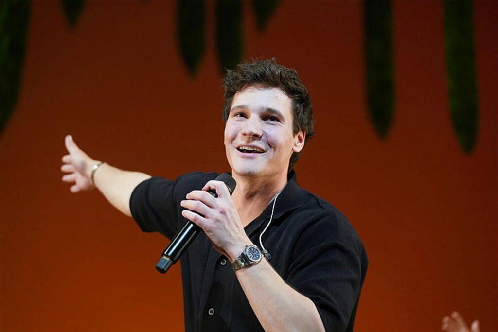 Wincent Weiss ist 2024 beim Sunset Beach Festival in Haltern am See aufgetreten. Wincent Weiss ist 2024 beim Sunset Beach Festival in Haltern am See aufgetreten.