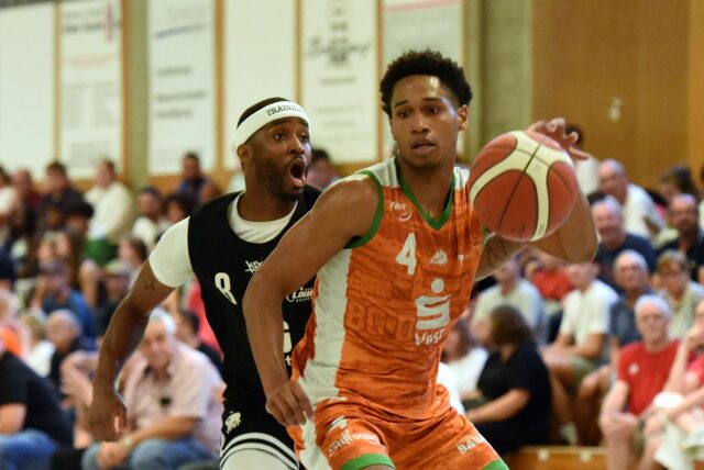Bryant Allen verteidigt gegen Paul Lunguana