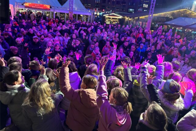 Das Castroper Weihnachtsdorf 2024 wurde am 14.11.2024 eröffnet. Der Kinderchor der Marktschule Ickern sang.