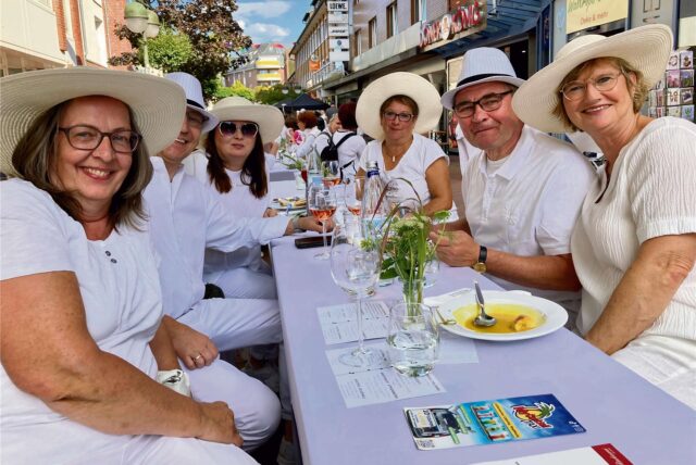 Archivbild zeigt Besucher des White Dinner in Waltrop 2023