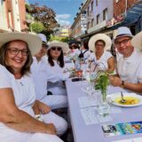 Archivbild zeigt Besucher des White Dinner in Waltrop 2023