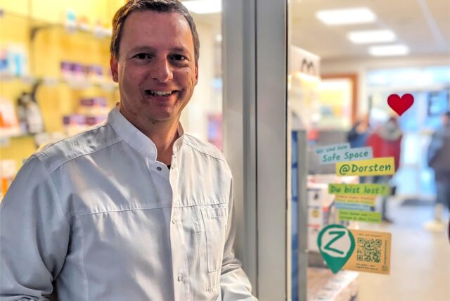 Apotheker Gerrit Nattler vor der Elisana-Apotheke am Südwall.