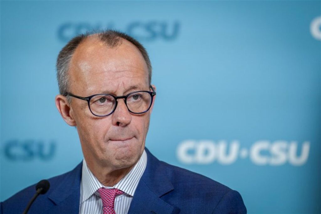 Friedrich Merz (CDU), CDU-Bundesvorsitzender und Unionsfraktionsvorsitzender, gibt eine Pressekonferenz nach einer Sondersitzung der Unions-Fraktion vor der Sitzung des Bundestags. 
