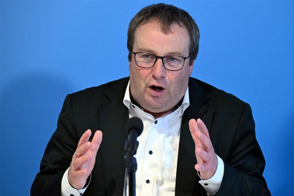 Oliver Krischer, (Bündnis 90/Die Grünen), Minister für Umwelt, Naturschutz und Verkehr des Landes Nordrhein-Westfalen spricht während der Abschluss-Pressekonferenz. 