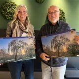 Elke Fleckhaus und Karl-Heinz Dargel zeigen den Adventskalender 2024 der Lions Clubs Marl.