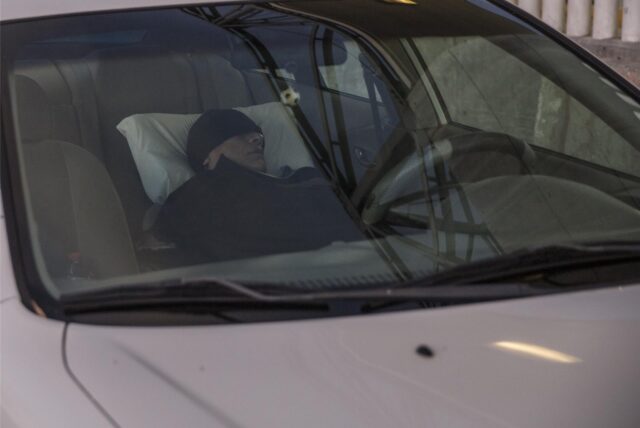 Ein junger Mann schläft im Auto: Auch Can aus Recklinghausen hat einige Zeit so überbrückt, als er keine Bleibe hatte.