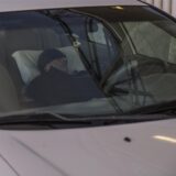 Ein junger Mann schläft im Auto: Auch Can aus Recklinghausen hat einige Zeit so überbrückt, als er keine Bleibe hatte.