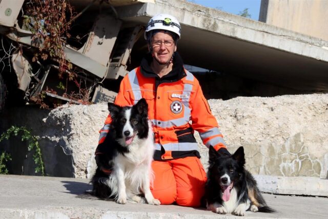 Lena Thiemann hockt zwischen zwei Hunden.