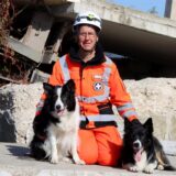 Lena Thiemann hockt zwischen zwei Hunden.
