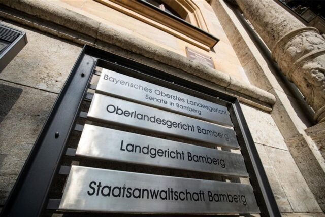 «Bayerisches Oberstes Landgericht», «Oberlandesgericht Bamberg», «Landgericht Bamberg» und «Staatsanwaltschaft Bamberg» steht auf Schildern am Eingang am Landgericht Bamberg.