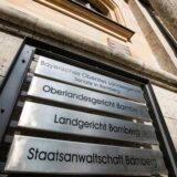 «Bayerisches Oberstes Landgericht», «Oberlandesgericht Bamberg», «Landgericht Bamberg» und «Staatsanwaltschaft Bamberg» steht auf Schildern am Eingang am Landgericht Bamberg.