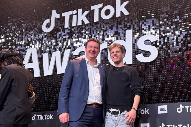 Bürgermeister Rajko Kravanja reiste im November extra nach Berlin, um Levi Penell mit einem TikTok-Preis zu krönen.