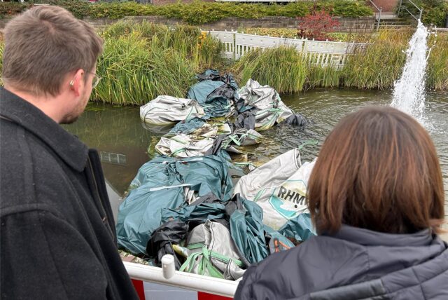 Derzeit liegen mehrere Big Packs in der Wall- und Grabenanlage in Dorsten.