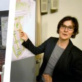 Eine Frau zeigt auf einen Bauplan für die Mobilstation in Herten.
